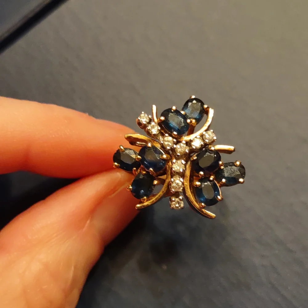 Blue sapphire And diamond ring 14 kt yellow gold